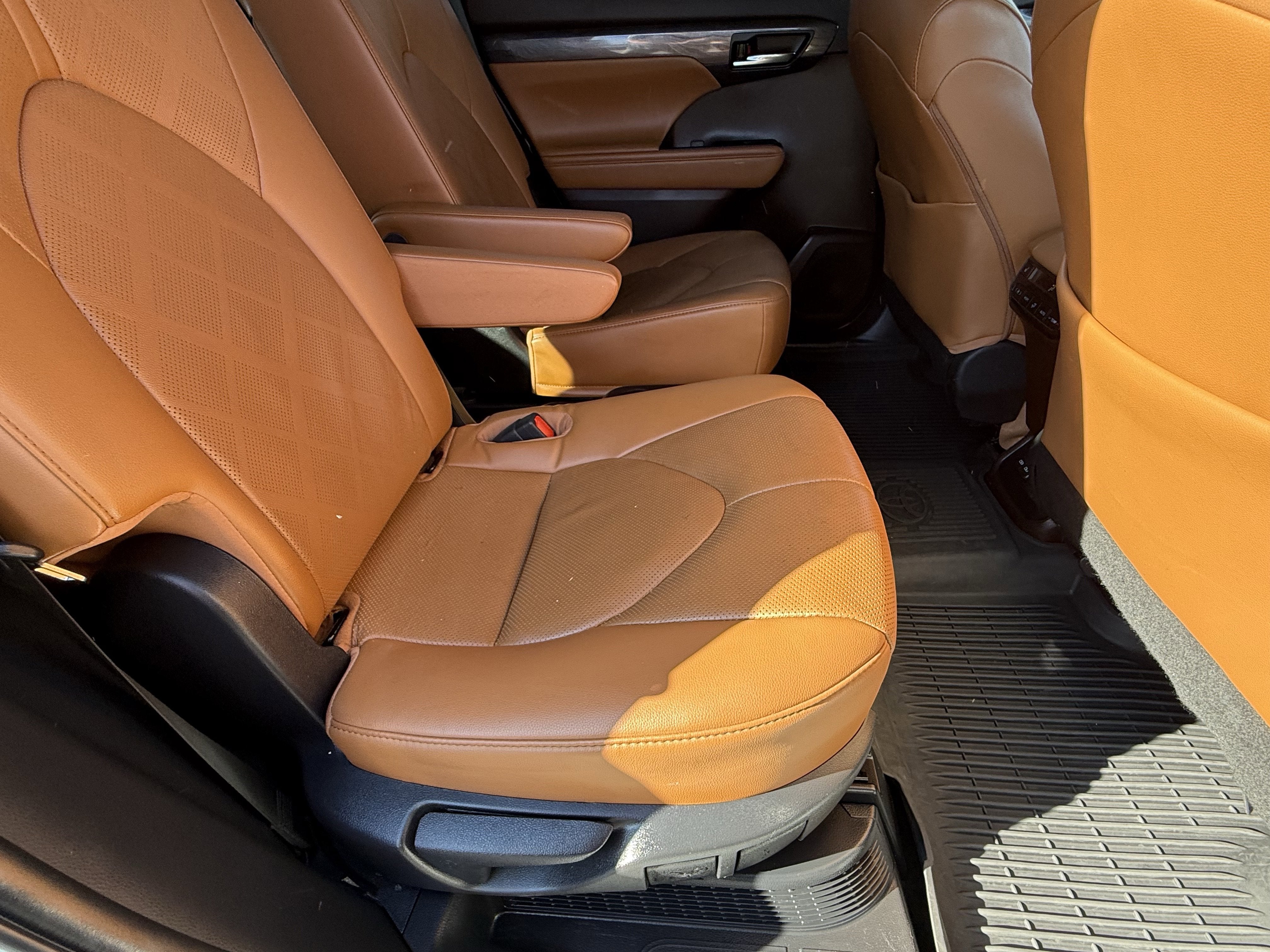 2022 Toyota Highlander Hybrid Platinum