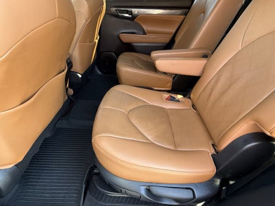 2022 Toyota Highlander Hybrid Platinum