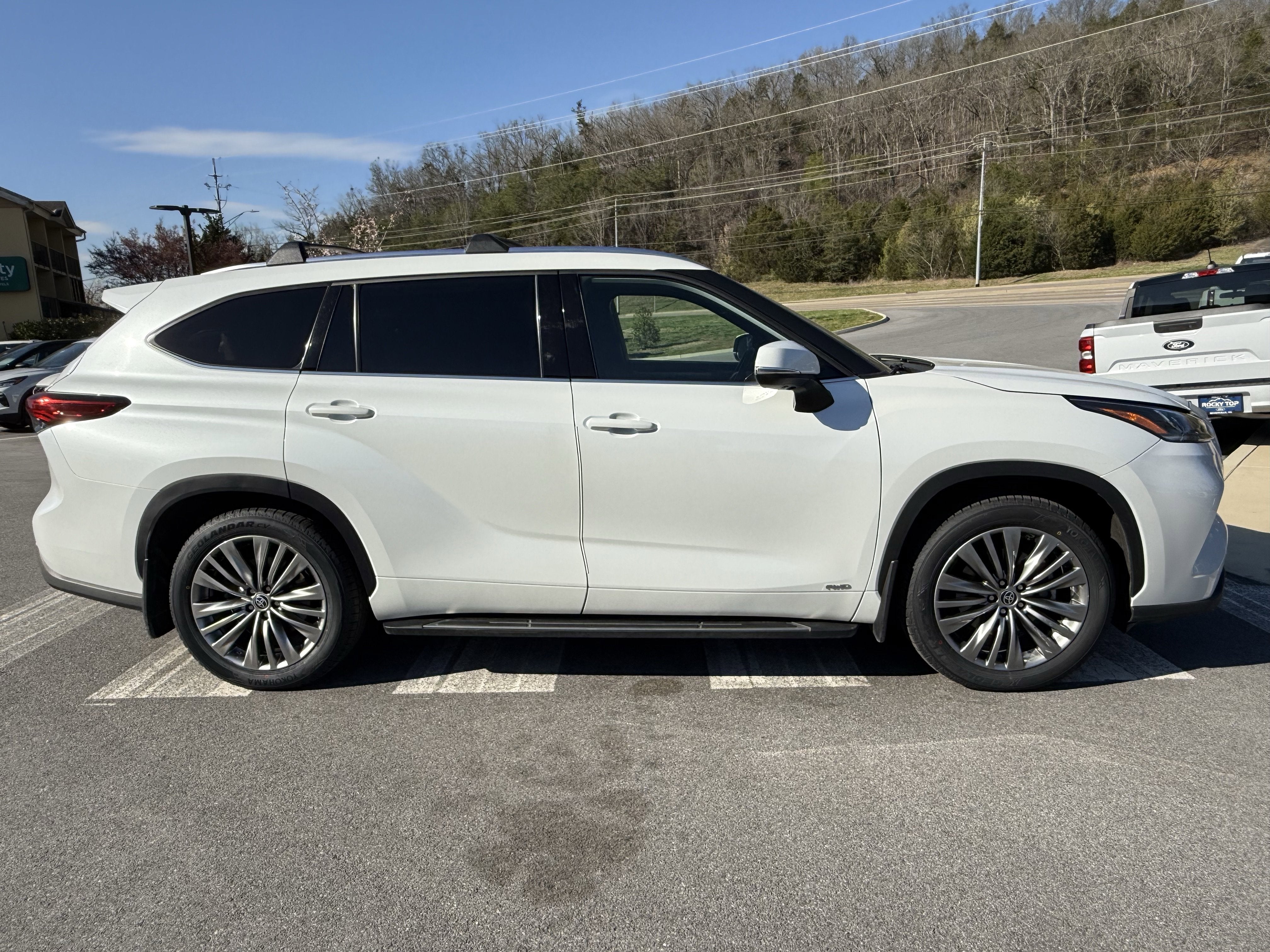 2022 Toyota Highlander Hybrid Platinum