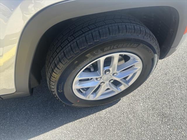 2025 Jeep Grand Cherokee GRAND CHEROKEE LAREDO X 4X4