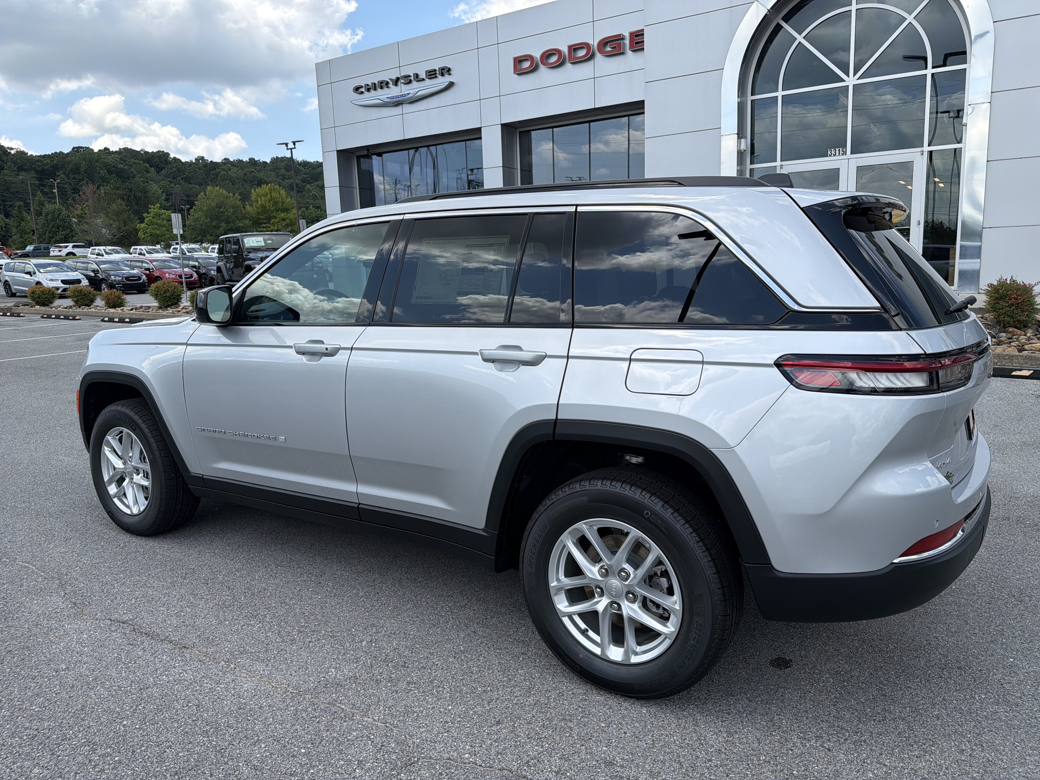 2026 Jeep Grand Cherokee GRAND CHEROKEE LAREDO 4X4