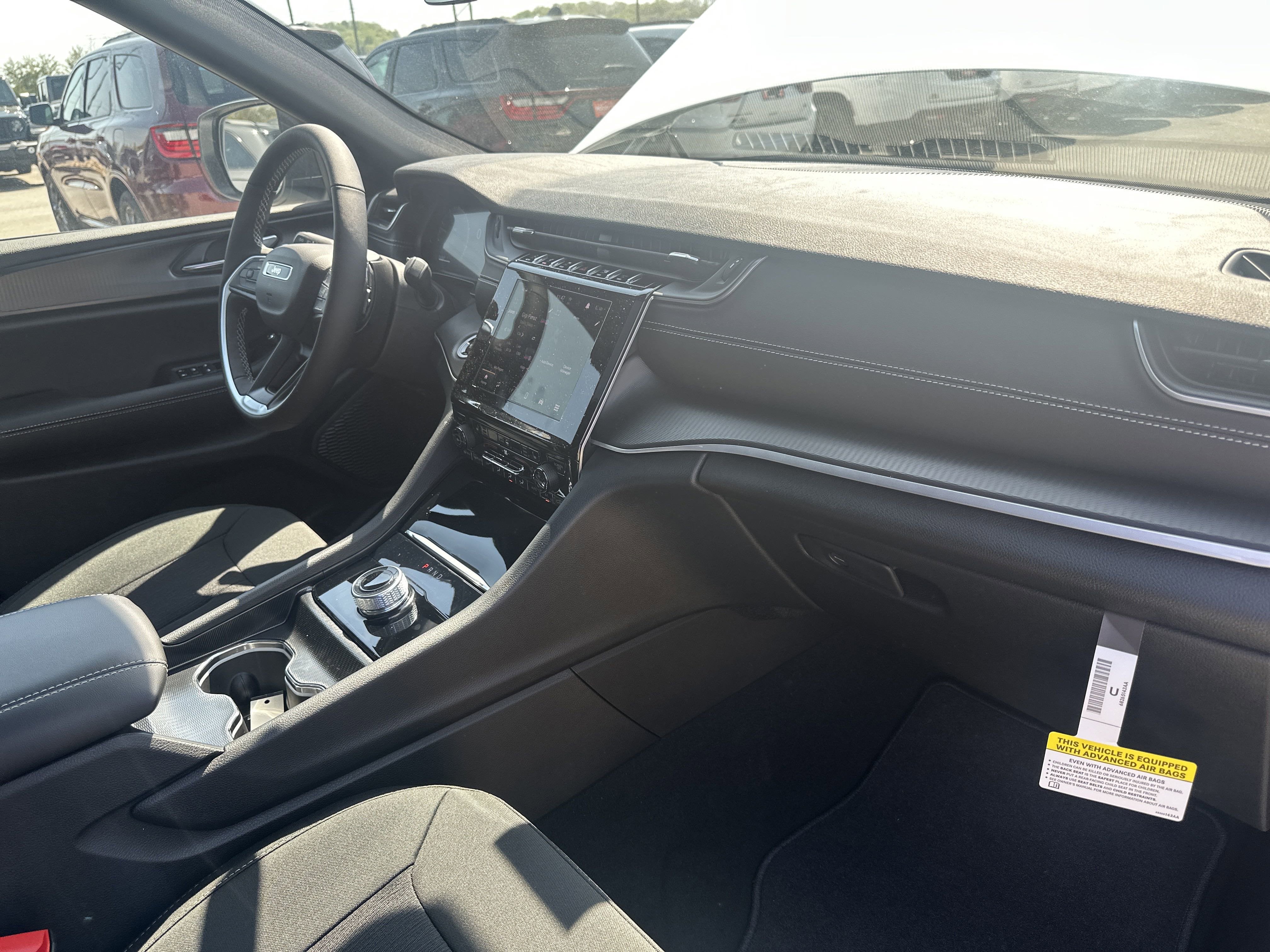 2025 Jeep Grand Cherokee GRAND CHEROKEE L LAREDO X 4X4