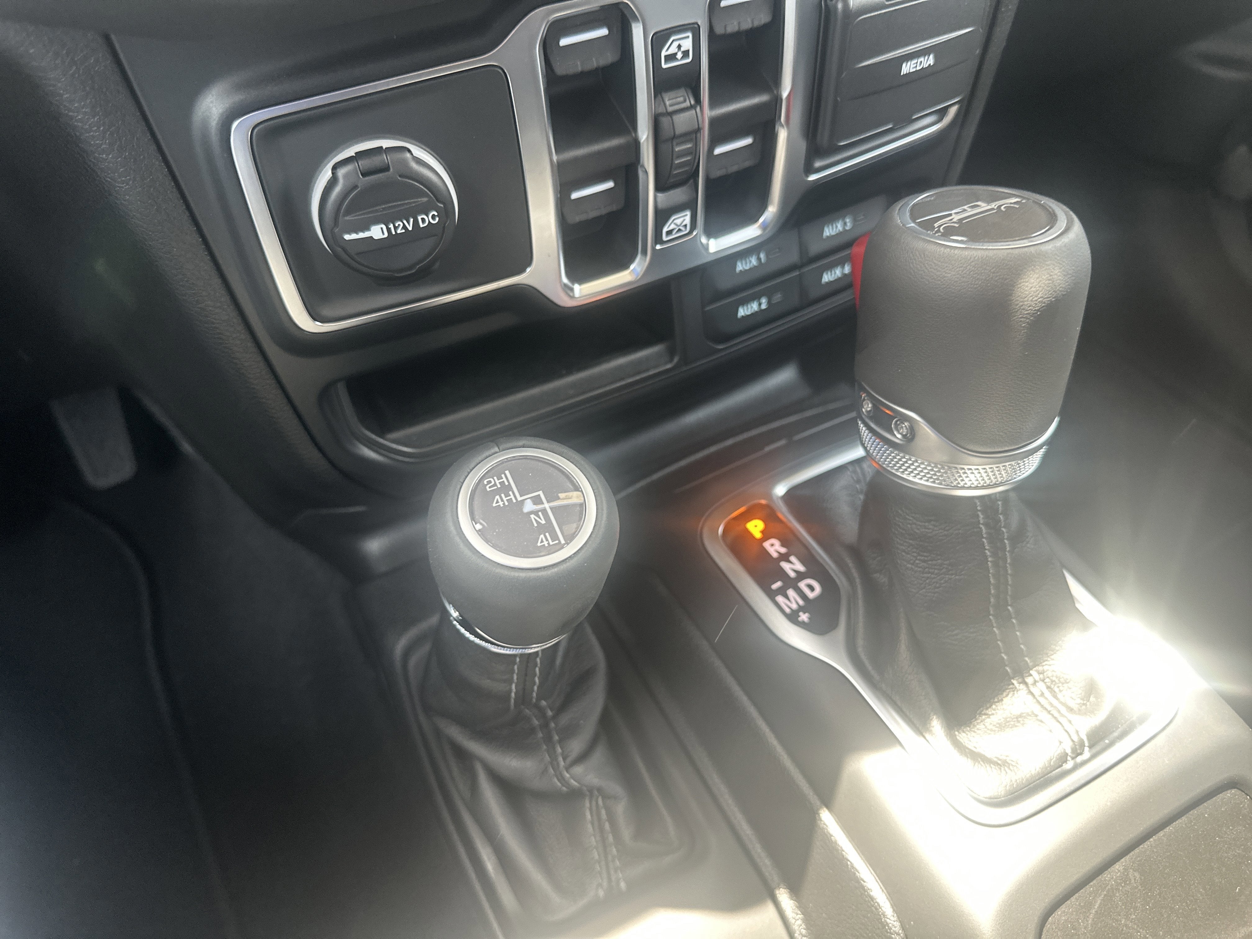 2026 Jeep Gladiator GLADIATOR SAHARA 4X4