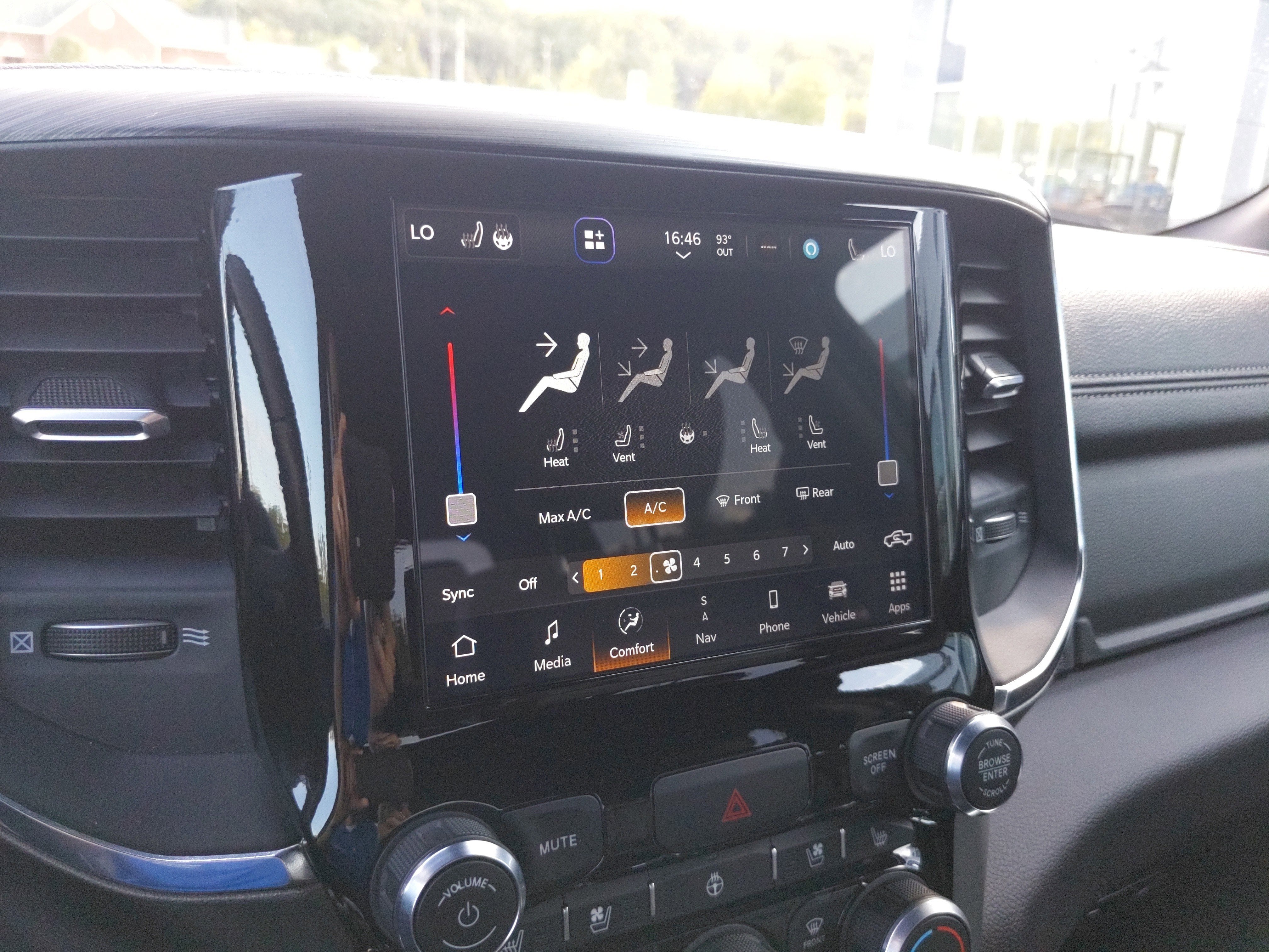 2024 RAM 1500 Laramie Crew Cab 4x4 5'7' Box