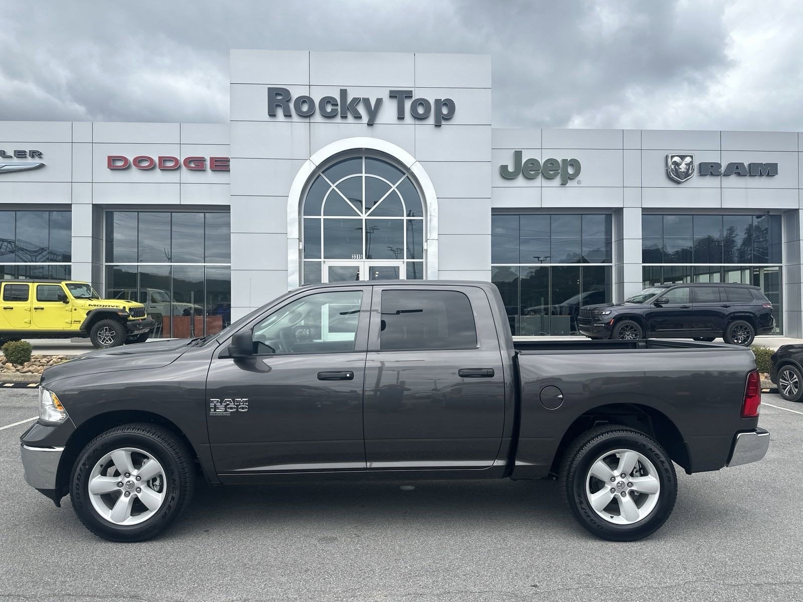 Chrysler New Vehicle Inventory Search in Kodak Chrysler dealership in